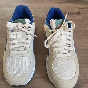 NWOT boys soft ride Puma sneakers size 4.5